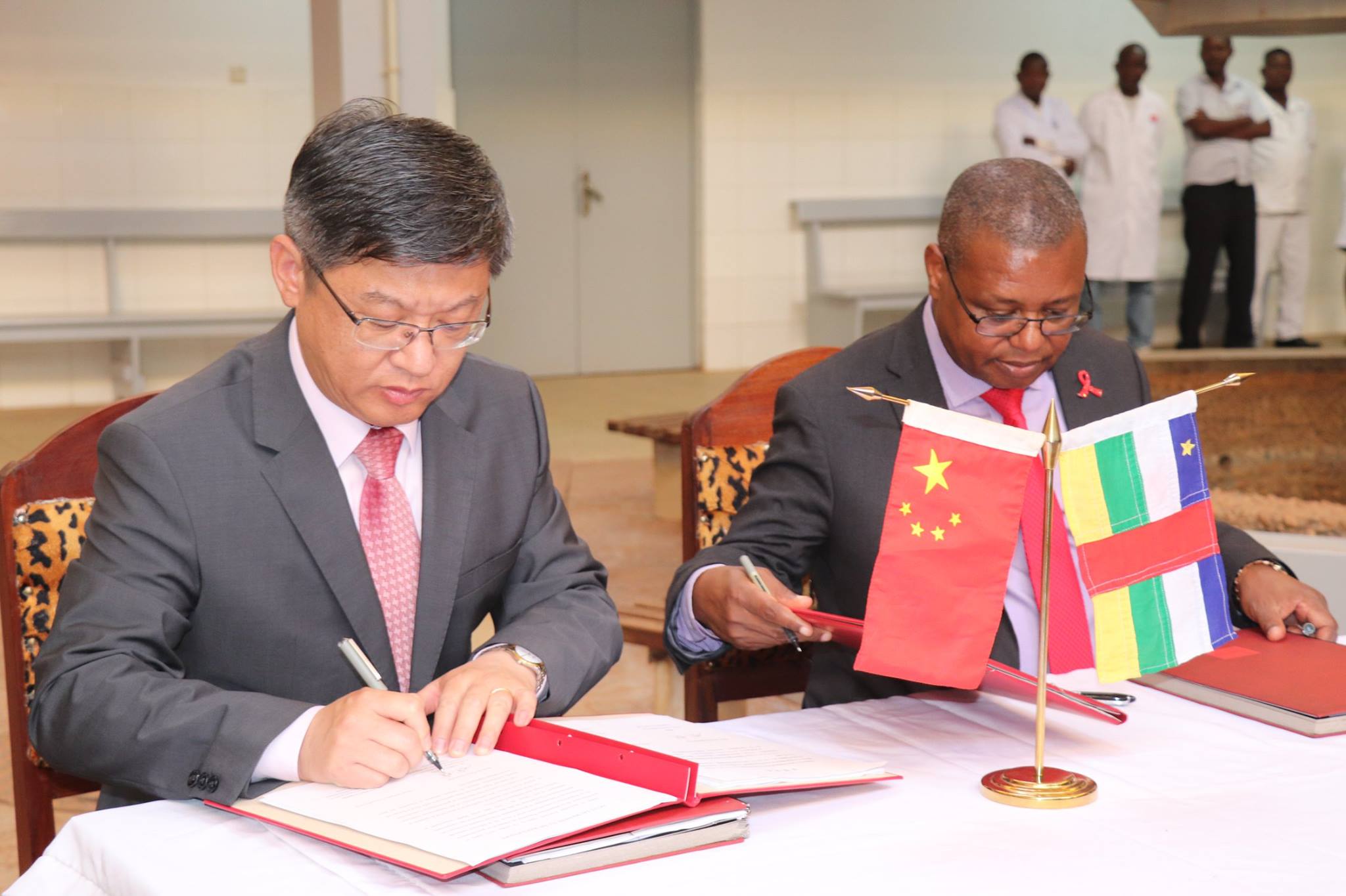 LE GOUVERNEMENT CENTRAFRICAIN ET CHINOIS SIGNENT UNE CONVENTION DE DON 2 MILLIARDS DE FCFA DE MATÉRIELS DE SANTÉ AU PROFIT DE L’HÔPITAL DE L’AMITIÉ